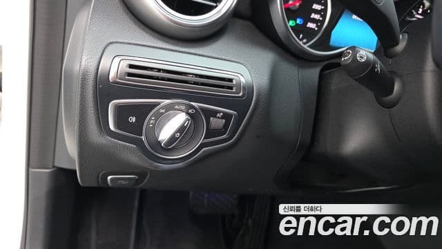 Mercedes-Benz C-Class 2019 — ფოტო 17/20