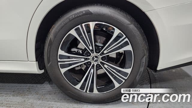 Mercedes-Benz E-Class 2024 — Photo 2/31