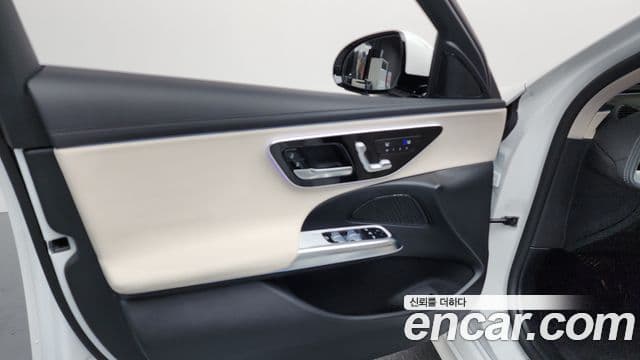 Mercedes-Benz E-Class 2024 — Photo 10/31