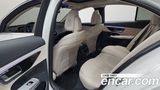 Mercedes-Benz E-Class 2024 — Photo 7/31
