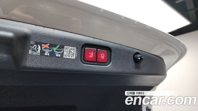 Mercedes-Benz E-Class 2024 — Photo 16/31