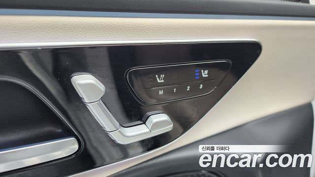 Mercedes-Benz E-Class 2024 — Photo 18/31