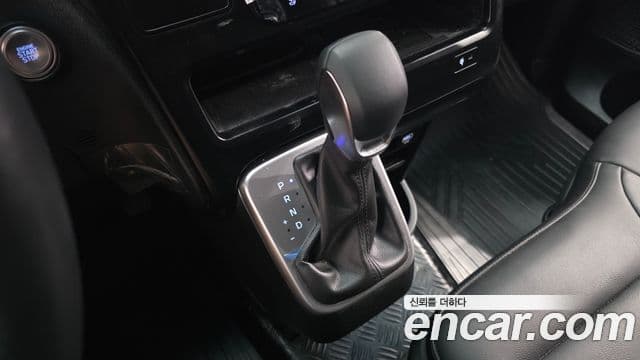 Hyundai Staria 2025 — ფოტო 9/20