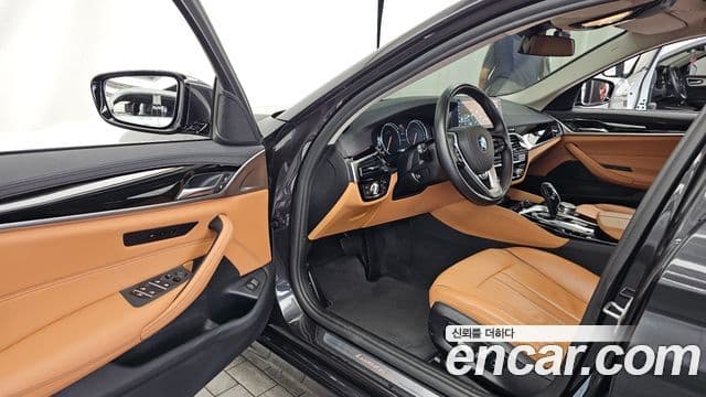 BMW 5 Series 2018 — фото 10 из 20