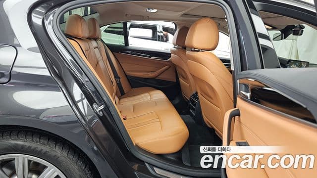 BMW 5 Series 2018 — фото 12 из 20