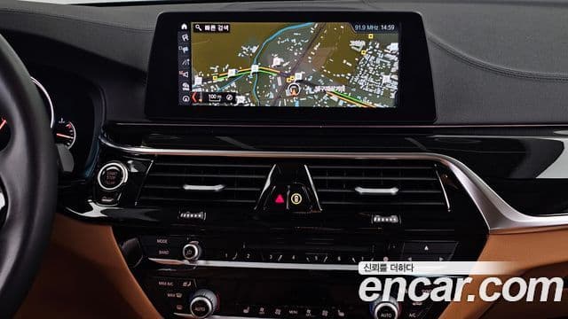 BMW 5 Series 2018 — фото 14 из 20