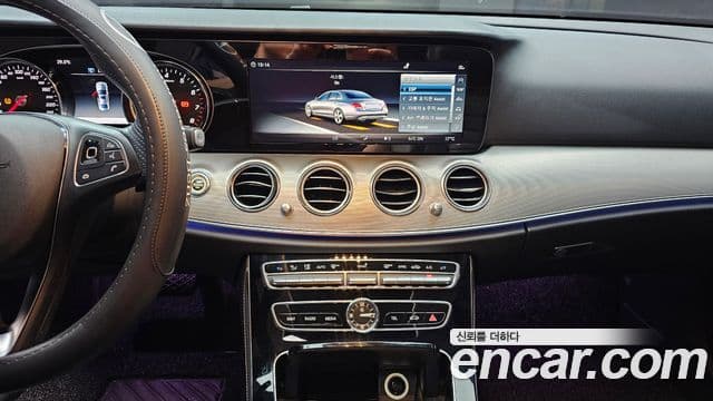 Mercedes-Benz E-Class 2018 — ფოტო 14/20