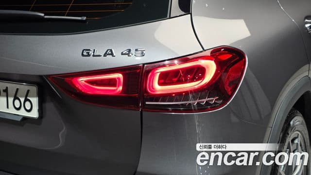 Mercedes-Benz GLA-Class 2022 — Şəkil 20/33
