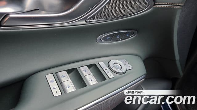 Genesis GV70 2021 — ფოტო 22/36