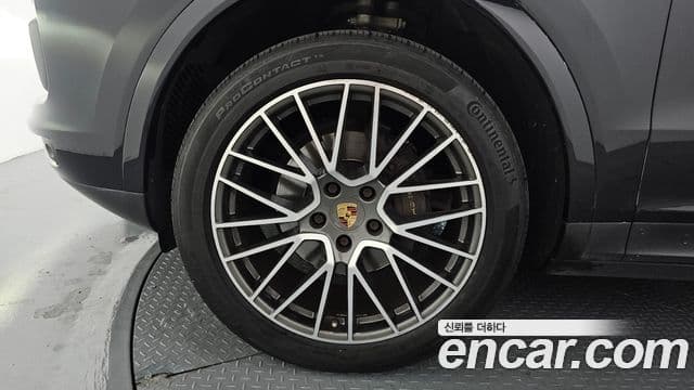 Porsche Cayenne 2020 — ფოტო 5/20
