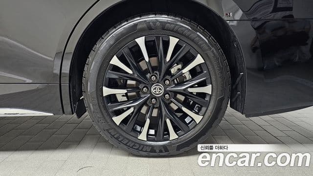 Toyota Alphard 2024 — Photo 6/34