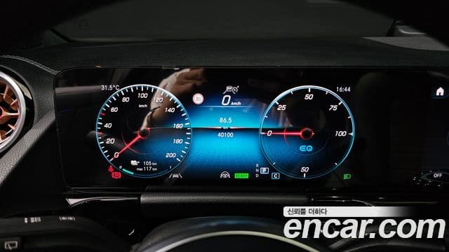 Mercedes-Benz EQA 2023 — ფოტო 8/31