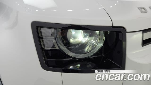 Land Rover Defender 2022 — Photo 7/33