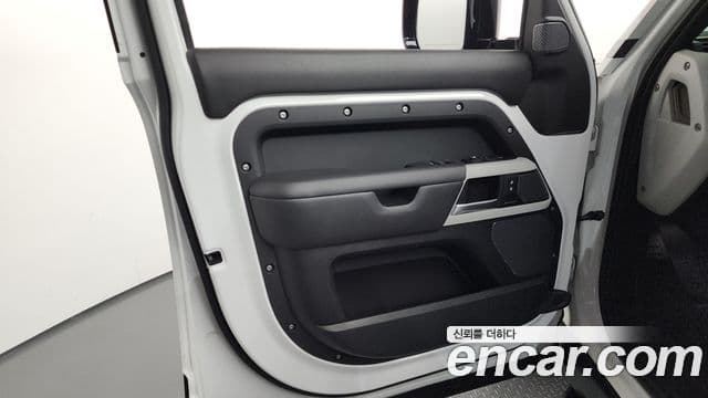 Land Rover Defender 2022 — Photo 24/33