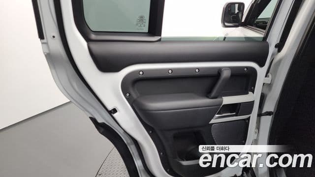 Land Rover Defender 2022 — Photo 22/33