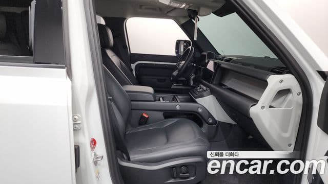 Land Rover Defender 2022 — Photo 15/33
