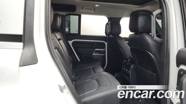 Land Rover Defender 2022 — Photo 17/33