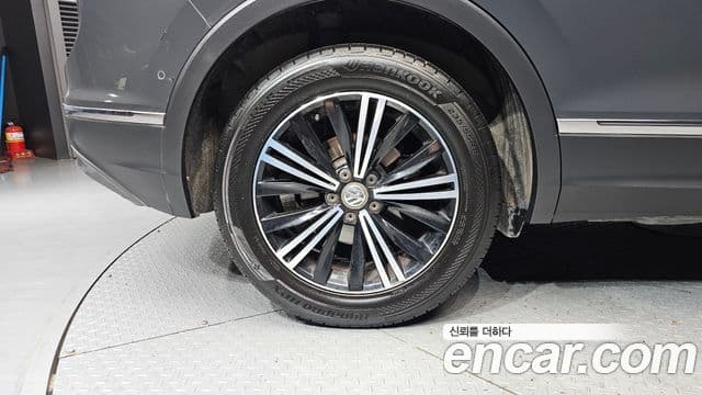Volkswagen Tiguan 2018 — ფოტო 5/20