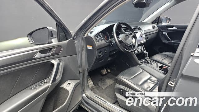 Volkswagen Tiguan 2018 — ფოტო 10/20