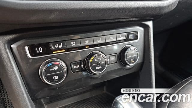 Volkswagen Tiguan 2018 — ფოტო 17/20
