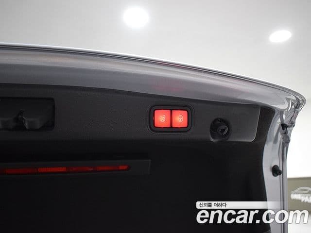Mercedes-Benz E-Class 2022 — ფოტო 16/20