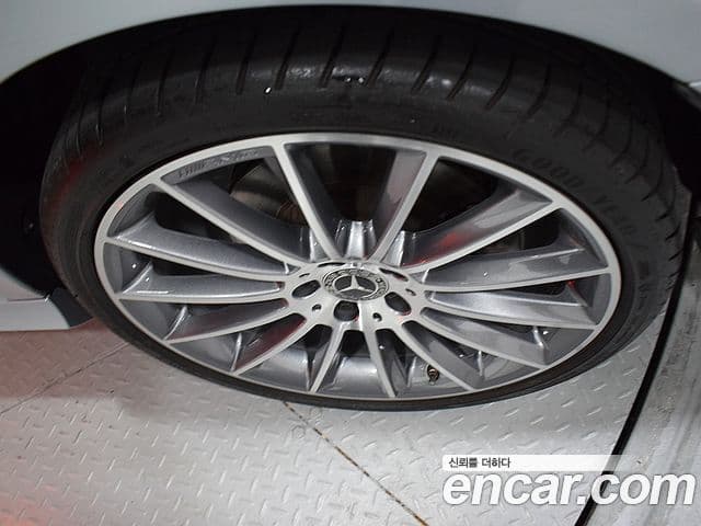 Mercedes-Benz E-Class 2022 — ფოტო 18/20