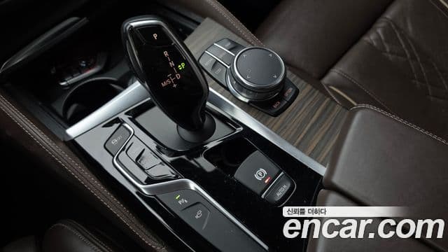 BMW 5 Series 2018 — Şəkil 9/20
