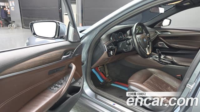 BMW 5 Series 2018 — Şəkil 10/20