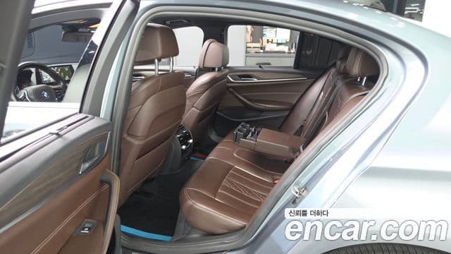 BMW 5 Series 2018 — Şəkil 11/20