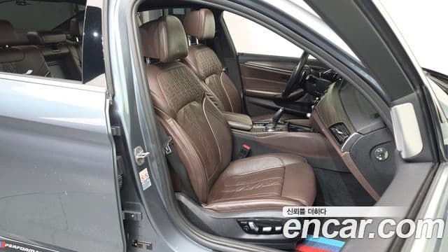 BMW 5 Series 2018 — Şəkil 12/20