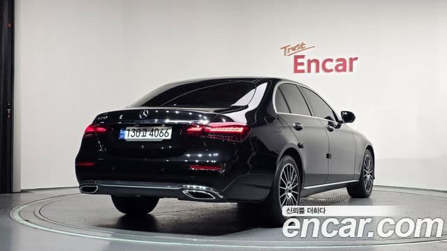 Mercedes-Benz E-Class 2022 — ფოტო 2/20