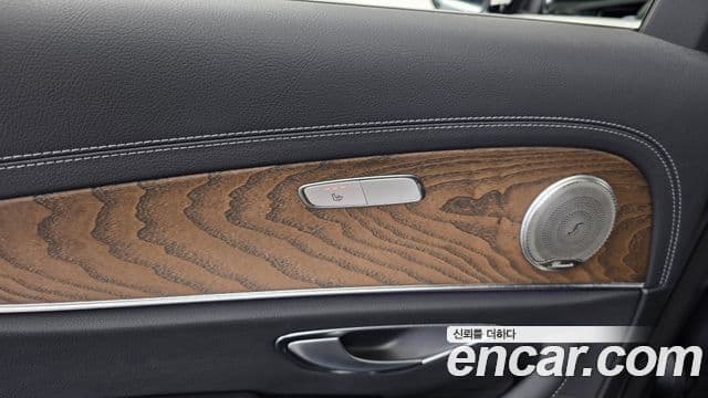 Mercedes-Benz E-Class 2022 — ფოტო 19/20
