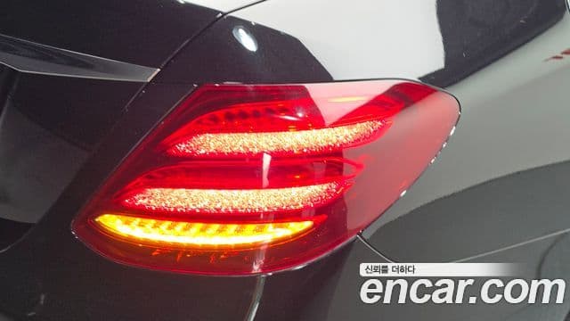 Mercedes-Benz E-Class 2018 — ფოტო 18/20