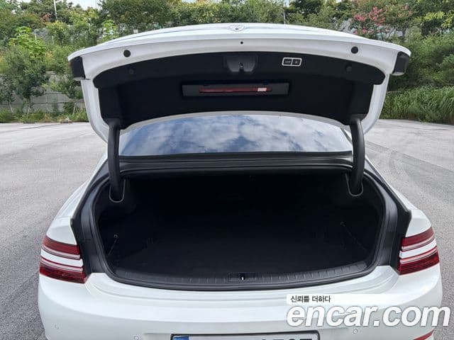 Genesis Electrified G80 2021 — Şəkil 18/19