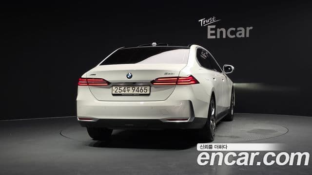 BMW 5 Series 2023 — ფოტო 4/20