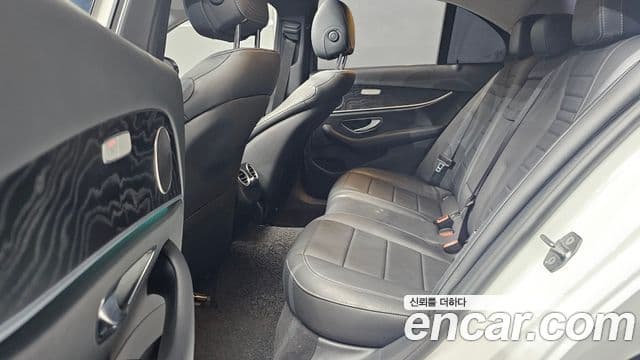 Mercedes-Benz E-Class 2018 — Şəkil 12/20