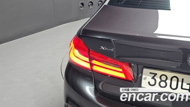 BMW 5 Series 2020 — Photo 10/34