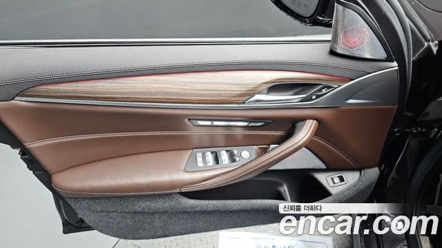 BMW 5 Series 2020 — Photo 15/34