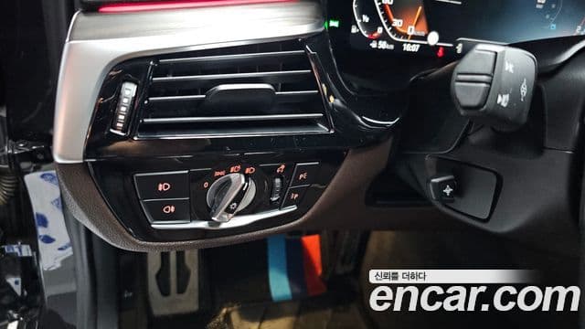 BMW 5 Series 2020 — Photo 29/34