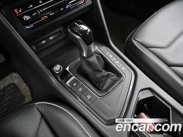 Volkswagen Tiguan 2022 — ფოტო 9/20