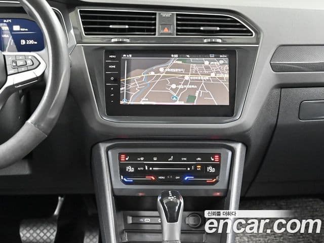 Volkswagen Tiguan 2022 — ფოტო 14/20