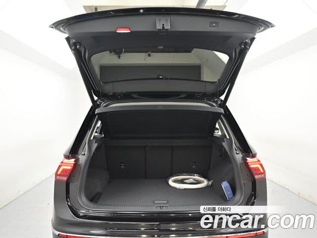 Volkswagen Tiguan 2022 — ფოტო 19/20