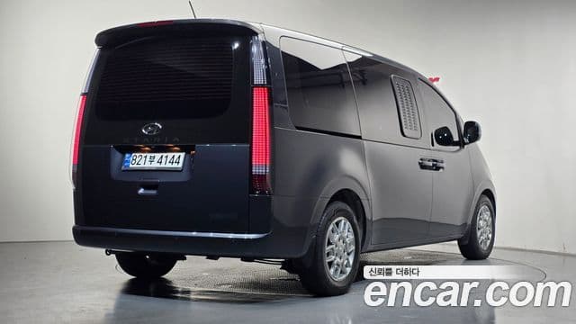 Hyundai Staria 2023 — ფოტო 2/20