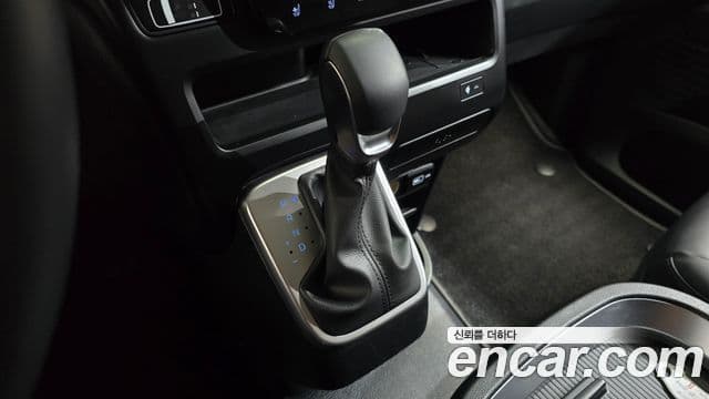 Hyundai Staria 2023 — ფოტო 9/20