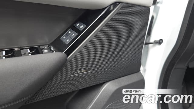 Land Rover Range Rover Velar 2024 — ფოტო 27/41