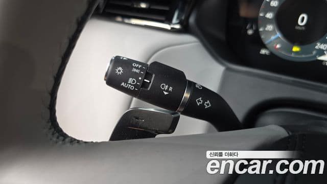 Land Rover Range Rover Velar 2024 — ფოტო 21/41