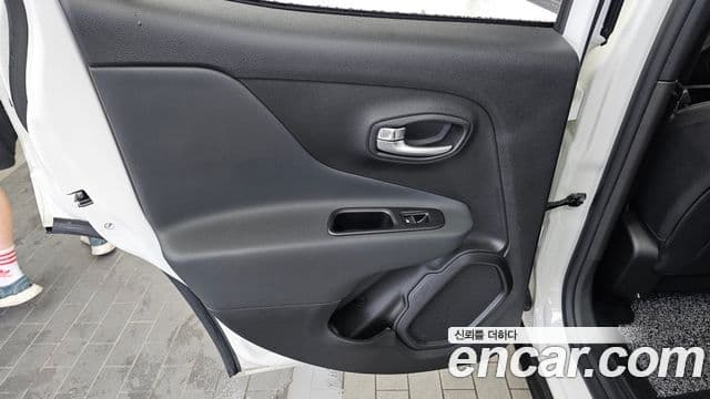 Jeep Renegade 2021 — Photo 30/32