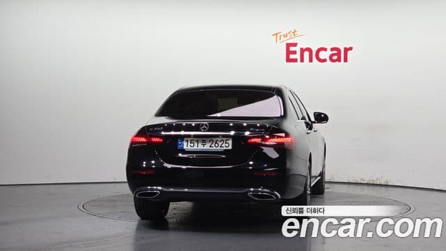 Mercedes-Benz E-Class 2022 — ფოტო 4/20
