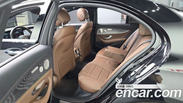 Mercedes-Benz E-Class 2022 — ფოტო 11/20