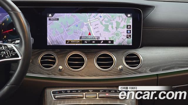 Mercedes-Benz E-Class 2022 — ფოტო 19/20